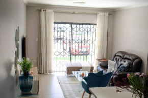10Min to Mall of Africa, Gallagher CC with Netflix, Backup